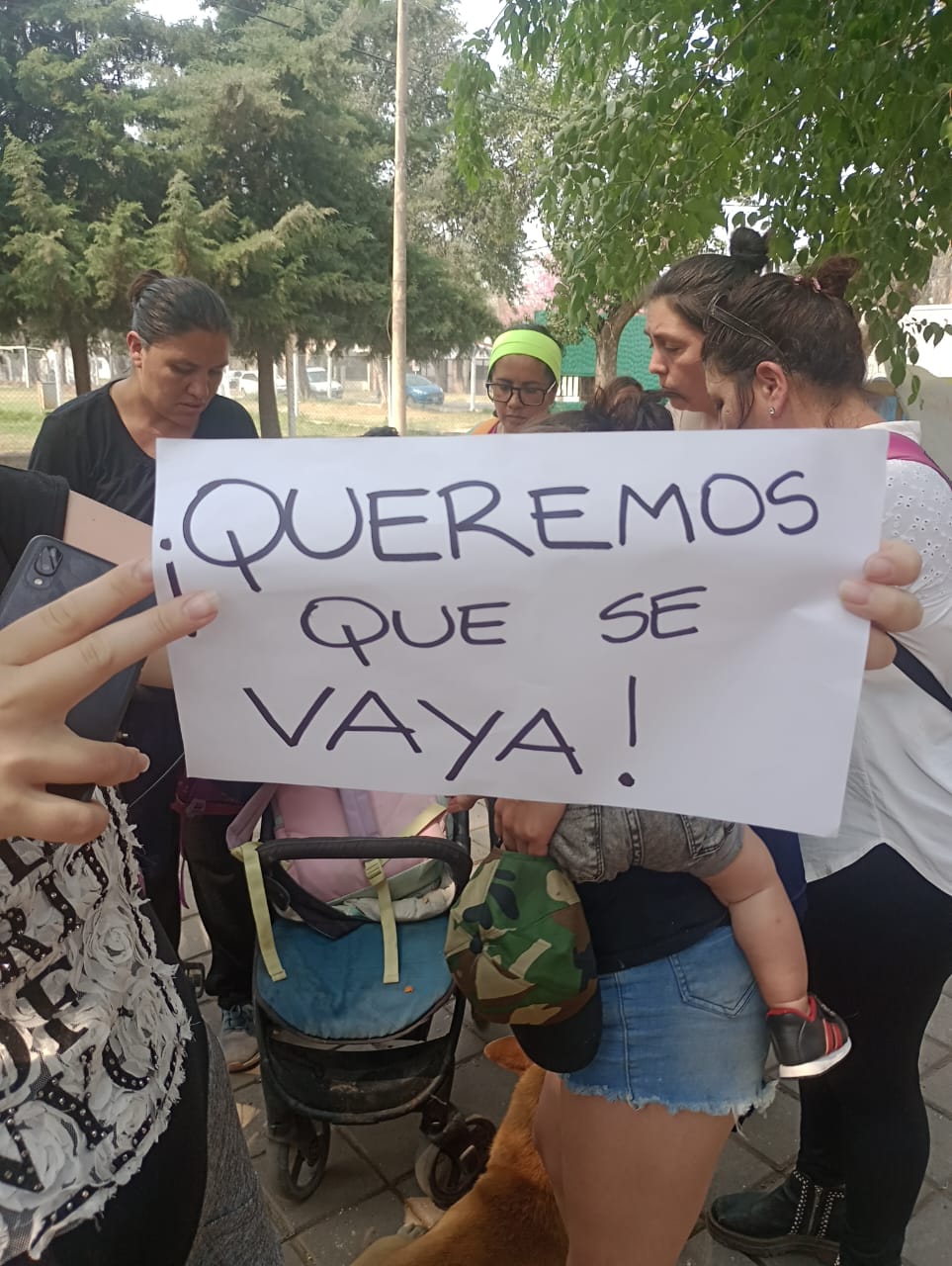 "Que se vaya": familias se manifestaron en la 125 para exigir el cambio de directora 